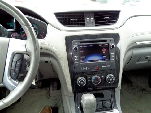 Used 2017 Chevrolet Traverse LT image 23
