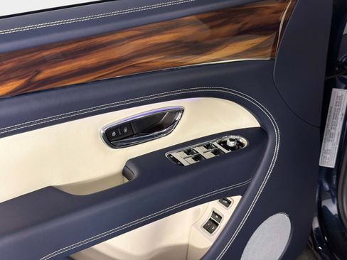 Used 2024 Bentley Bentayga AWD/4WD image 39