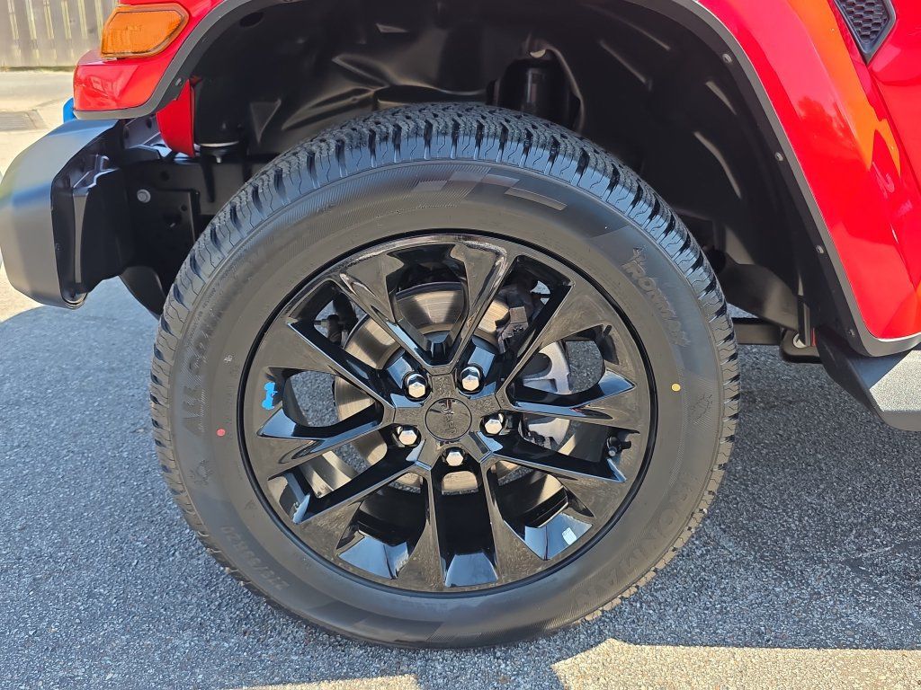 Used 2023 Jeep Wrangler Unlimited Sahara AWD/4WD image 9