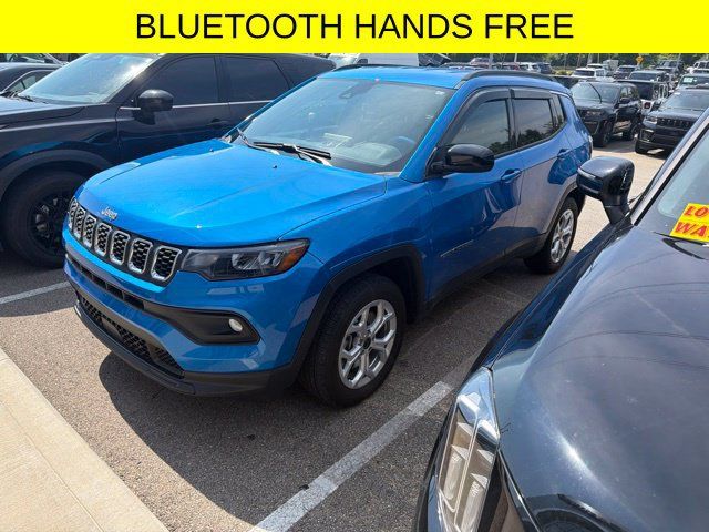 Used 2025 Jeep Compass Latitude AWD/4WD image 3