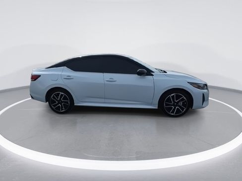 Used 2025 Nissan Sentra SR w/ SR Premium Package image 9