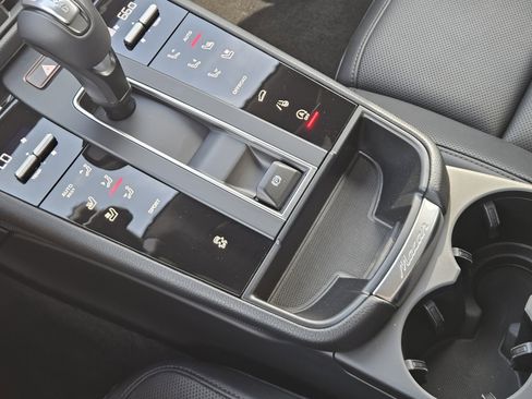 Certified 2025 Porsche Macan image 20