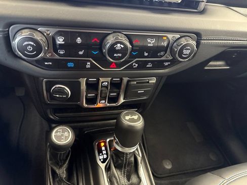 Used 2024 Jeep Wrangler High Altitude AWD/4WD image 35