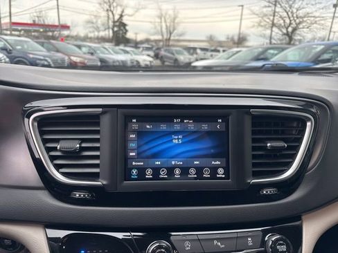Used 2020 Chrysler Pacifica Touring-L image 16