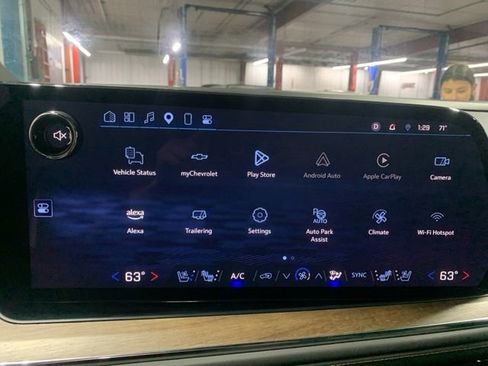 Used 2025 Chevrolet Suburban High Country w/ Sun And Tow Package AWD/4WD image 4