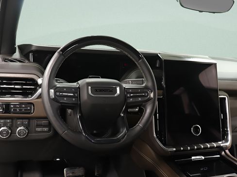 Used 2025 GMC Yukon Denali Ultimate AWD/4WD image 9