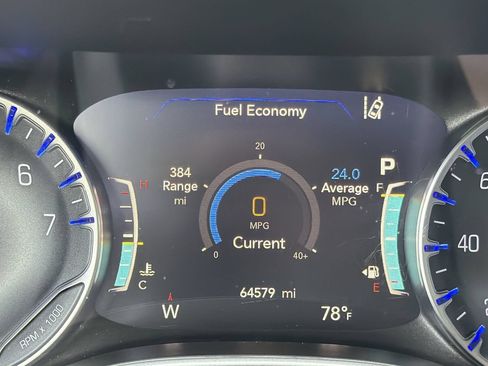Used 2024 Chrysler Pacifica Touring-L FWD image 10