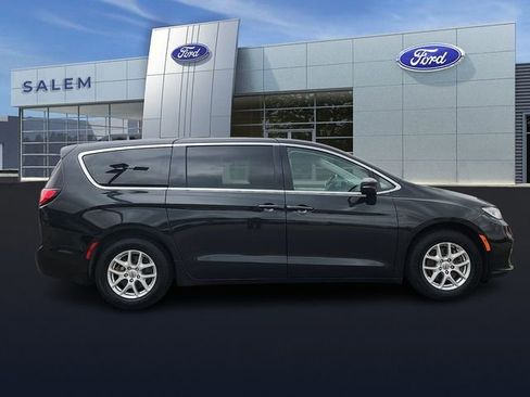 Used 2023 Chrysler Pacifica Touring-L FWD image 3