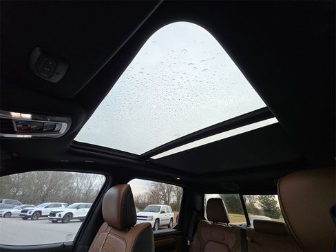 Used 2022 RAM 1500 Limited w/ Body Color Bumper Group image 19