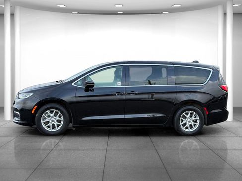 Used 2024 Chrysler Pacifica Touring-L image 4