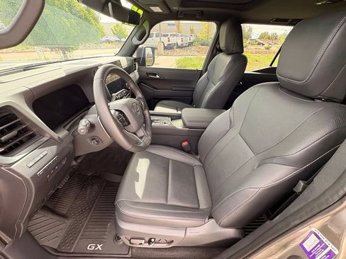 Used 2025 Lexus GX 550 w/ Accessory Package (2T) AWD/4WD image 13