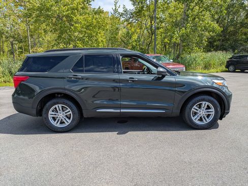 Used 2024 Ford Explorer XLT AWD/4WD image 2