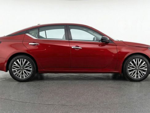 Used 2025 Nissan Altima 2.5 SV FWD image 11