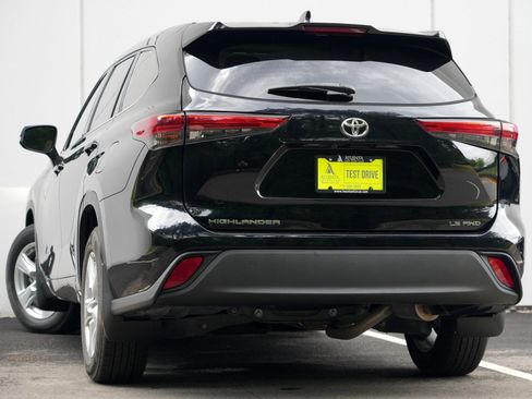 Used 2021 Toyota Highlander LE AWD/4WD image 5