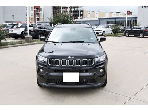 Used 2025 Jeep Compass Latitude AWD/4WD image 2