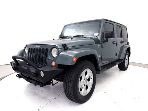 Used 2014 Jeep Wrangler Unlimited Sahara w/ Connectivity Group AWD/4WD image 3