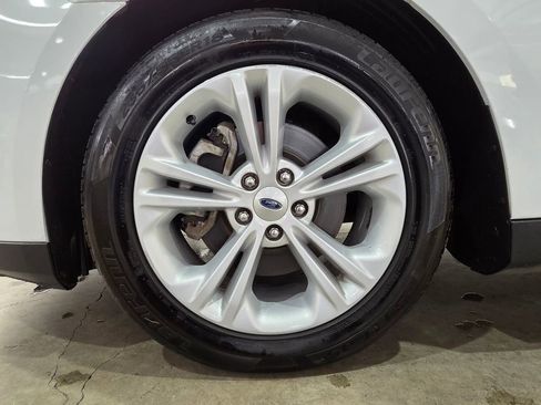 Used 2015 Ford Taurus SE image 19