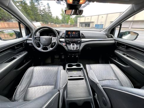 Used 2023 Honda Odyssey Elite image 3