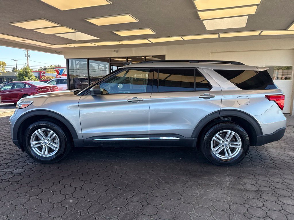 Used 2023 Ford Explorer XLT w/ Equipment Group 202A AWD/4WD image 9