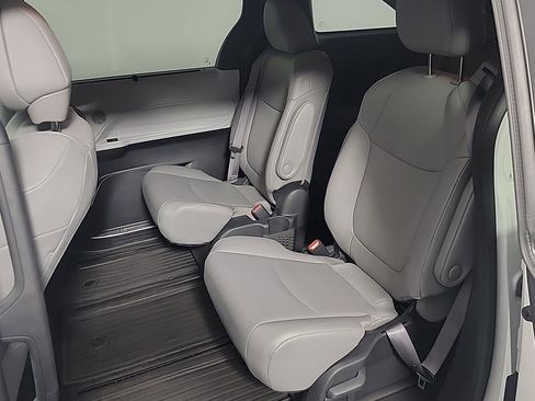 Used 2025 Toyota Sienna XLE w/ XLE Plus Package image 18
