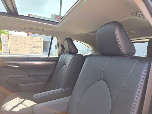 New 2026 Toyota Highlander Platinum AWD/4WD image 22