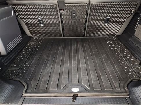 Used 2025 Land Rover Defender 110 X-Dynamic SE image 33