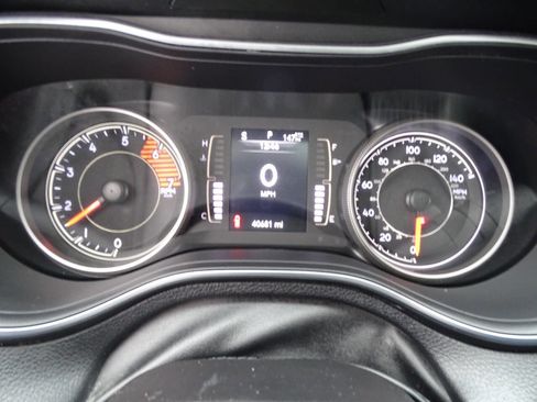 Used 2019 Jeep Cherokee Latitude Lux w/ Comfort & Convenience Group image 19