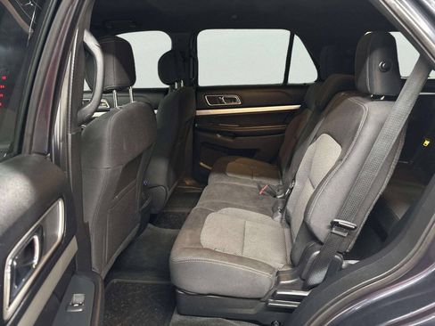 Used 2017 Ford Explorer XLT w/ Equipment Group 201A AWD/4WD image 17