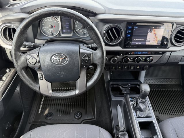 Used 2017 Toyota Tacoma TRD Off-Road w/ Premium & Technology Package AWD/4WD image 13
