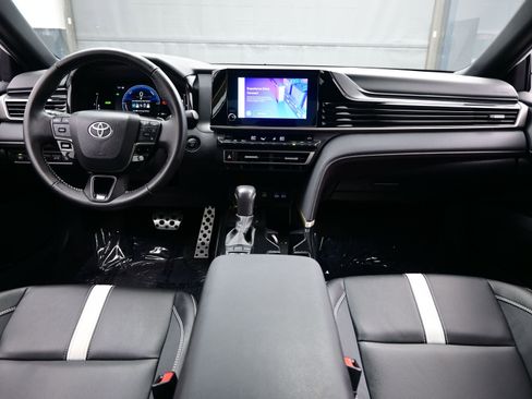 Used 2025 Toyota Camry SE image 17