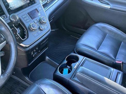 Certified 2017 Toyota Sienna SE Premium FWD image 16