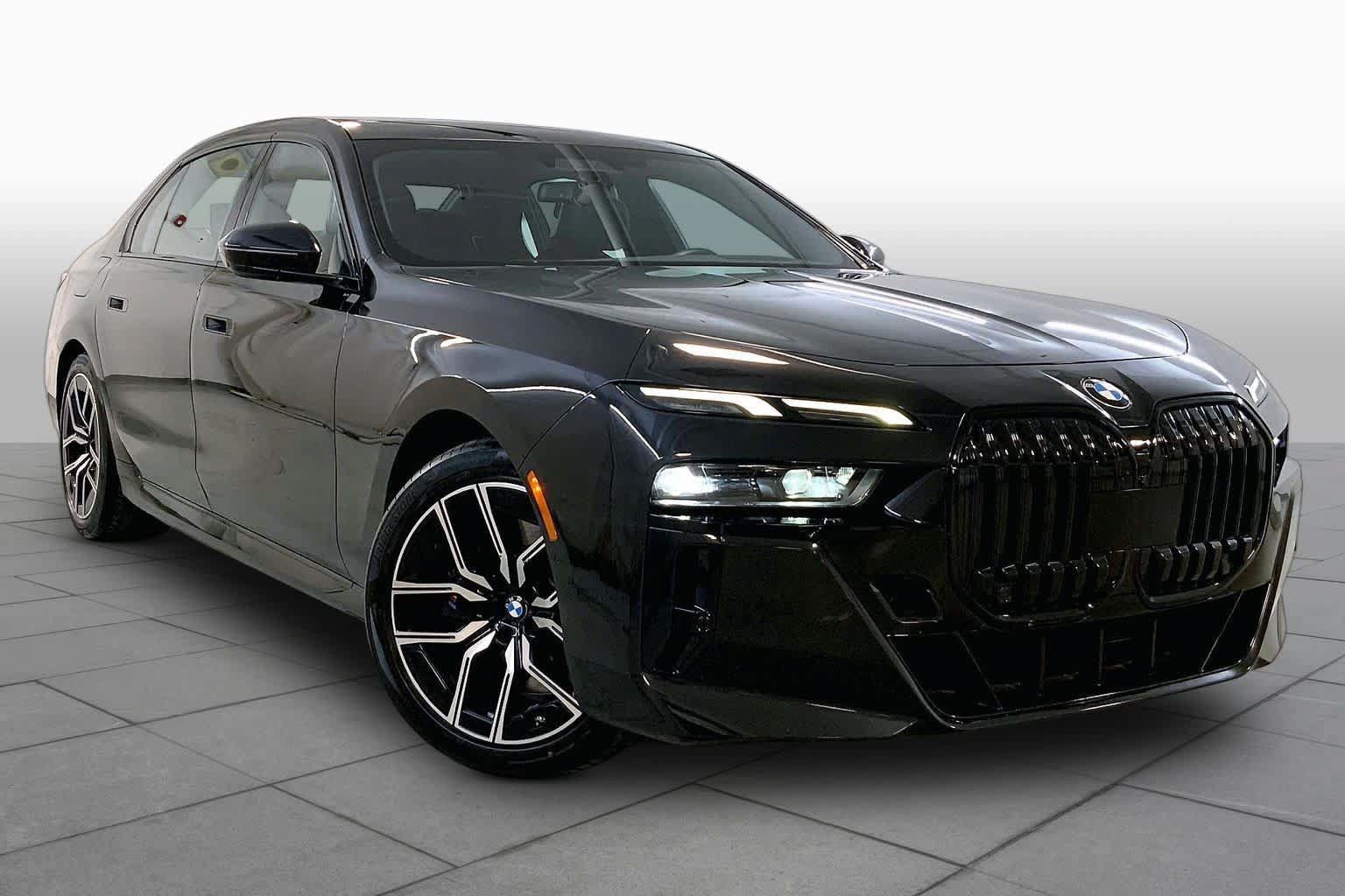 Used 2023 BMW 760i xDrive w/ Luxury Rear Seating Package AWD/4WD image 2