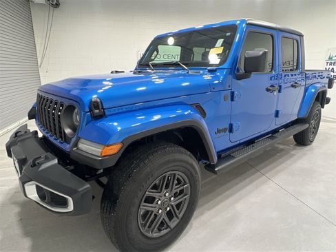 Used 2024 Jeep Gladiator Sport image 4