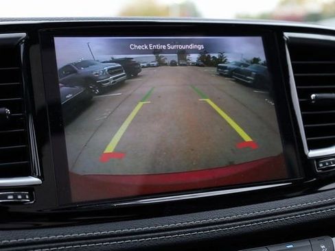 Used 2025 Chrysler Pacifica Limited image 24