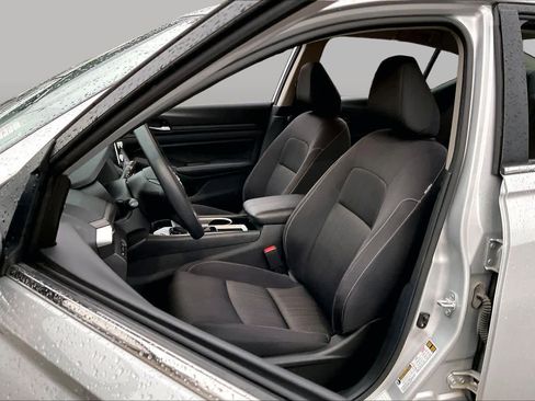 Used 2024 Nissan Altima 2.5 SV FWD image 8