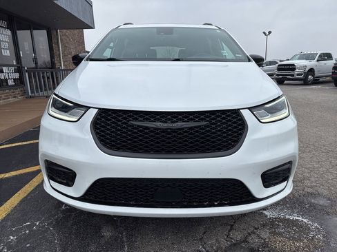 Used 2025 Chrysler Pacifica Limited image 8