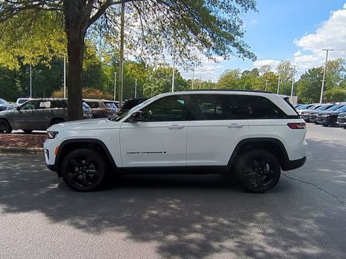 Used 2022 Jeep Grand Cherokee Altitude AWD/4WD image 2