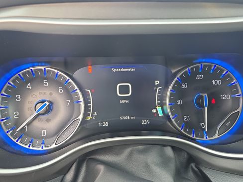 Used 2024 Chrysler Pacifica Touring-L image 22