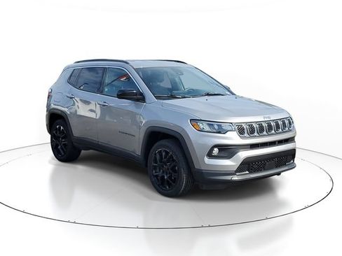 Used 2023 Jeep Compass Latitude AWD/4WD image 2