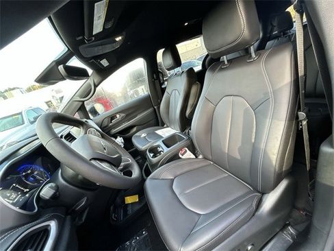 New 2026 Chrysler Pacifica Select image 11