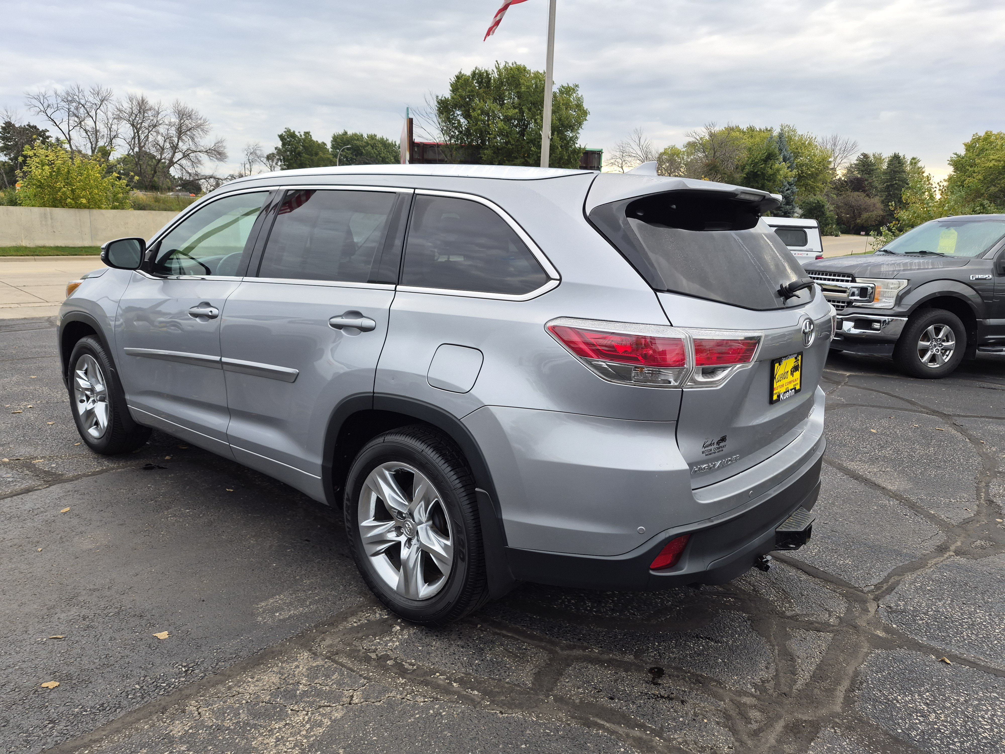 Used 2014 Toyota Highlander Limited w/ Preferred Accessory Package AWD/4WD image 5