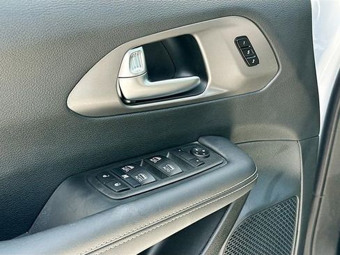 New 2025 Chrysler Pacifica Select w/ Fav Edition Package image 12