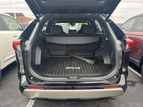 Used 2022 Toyota RAV4 SE image 30