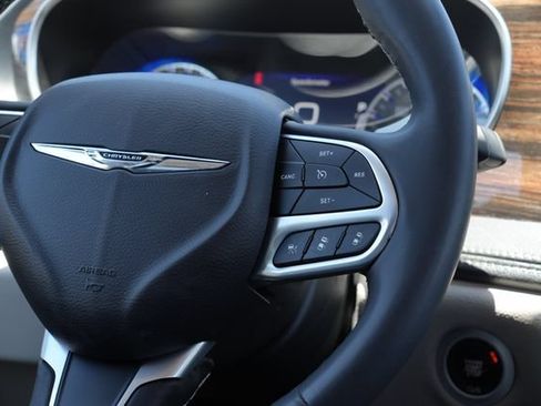 Used 2023 Chrysler Pacifica Limited FWD image 20