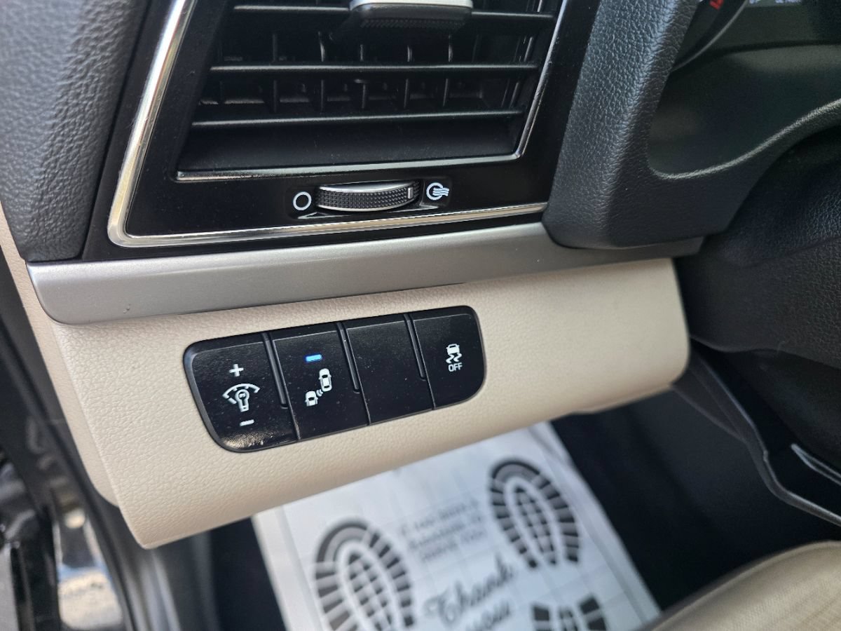 Used 2017 Hyundai Elantra Limited FWD image 16