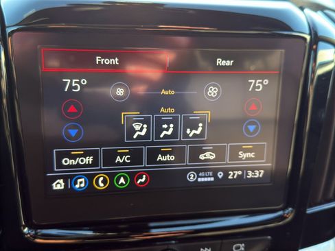 Used 2023 Chevrolet Traverse RS image 19