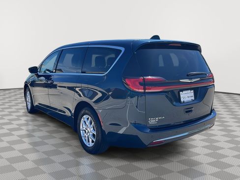 Used 2023 Chrysler Pacifica Touring-L FWD image 7