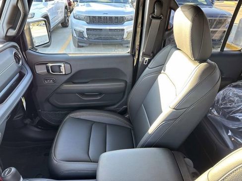 New 2025 Jeep Gladiator Sport image 10