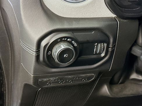 Used 2025 Jeep Wrangler Sahara image 17