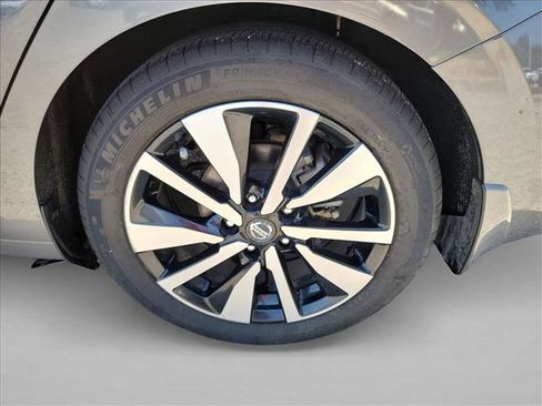 Used 2022 Nissan Sentra SV w/ SV Premium Package FWD image 9